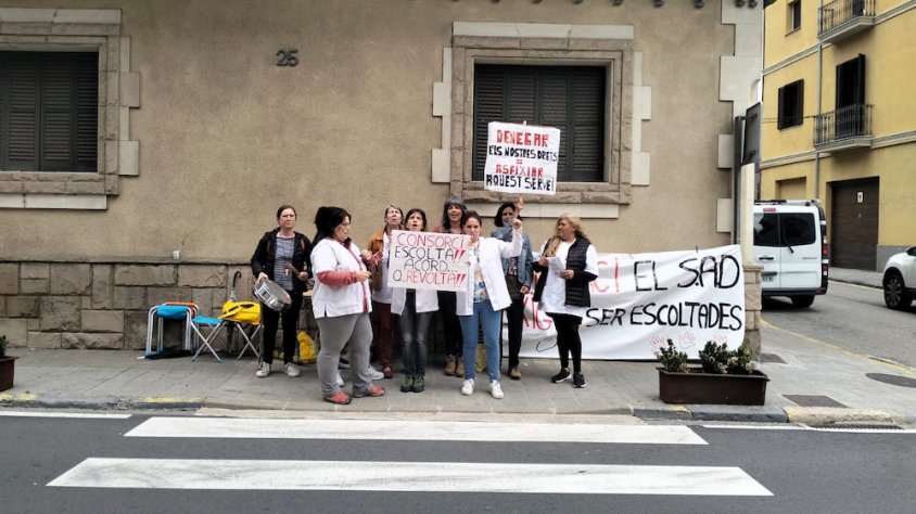 Les treballadores del SAD davant el Consell Comarcal del Ripollès