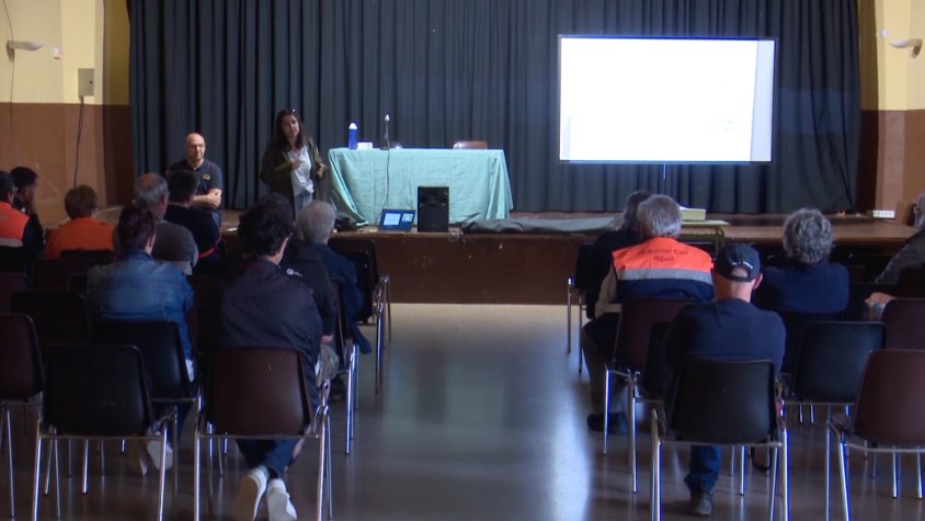 Xerrada de bombers i agents rurals a Ripoll