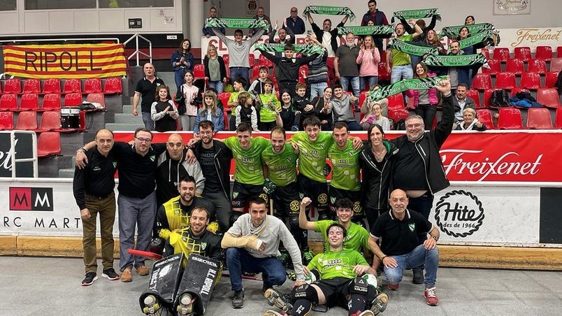L'Hoquei Club Ripoll i l'afició que es va desplaçar fins a Sant Sadurní d'Anoia celebrant la permanència