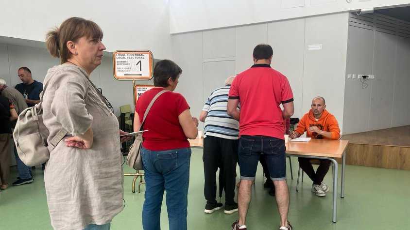 Tanquen els col·legis electorals i comença el recompte de vots arreu de la comarca