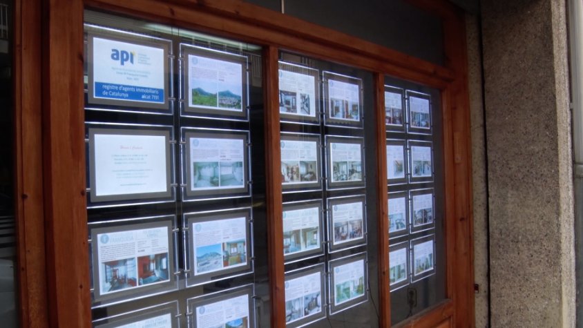 Ofertes d’habitatge a l’aparador de la Immobiliària Franquesa, a Ripoll