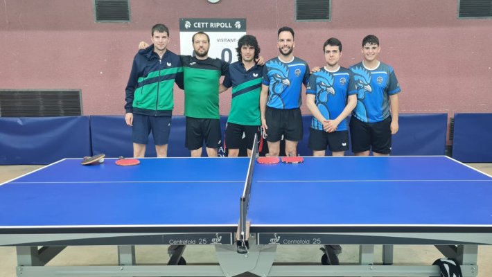Fotografia del partit que el Club Tennis Taula Ripoll i l'AVAP Girona van jugar a la capital del Ripollès