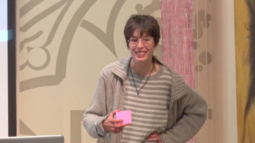 Júlia Albós oferint ‘Post-its’ als participants per apuntar les propostes