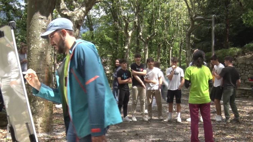 Membres del CEA Alt Ter amb els alumnes de l'IE Ribes de Freser