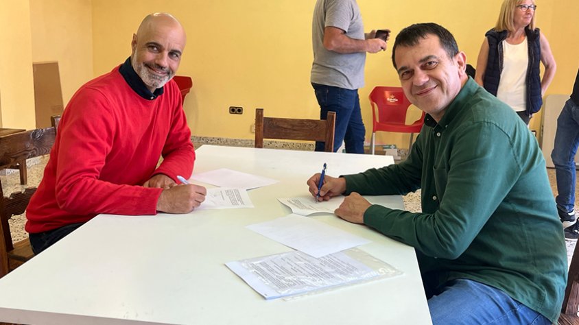 Làzaro i Capdevila en el moment de la firma de l'acord per governar Campdevànol