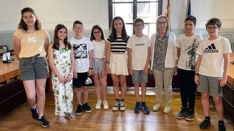 Els membres del Consistori Infantil de Ripoll acompanyats de la regidora d’Educació en funcions, Maria Dolors Vilalta | Ajuntament de Ripoll