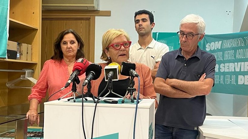 Manoli Vega i membres de Junts per Ripoll enb la roda de premsa d'aquest dimarts