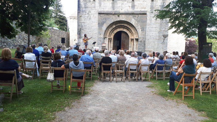 La 5a edició del Microclima va tancar amb el concert preciós de Montse Castellà davant el Monestir