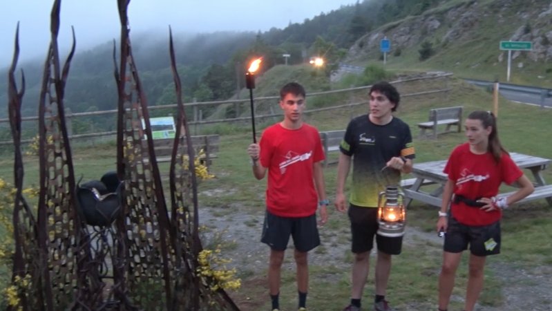 L'equip de foc Igualada a punt de fer el repartiment de la flama
