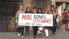 Desenes de dones s’han manifestat aquest dijous pels carrers de Ripoll per condemnar els feminicidis i la violència de gènere