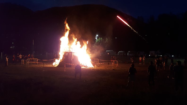 La foguera que es va fer a Ripoll per celebrar la revetlla de Sant Joan