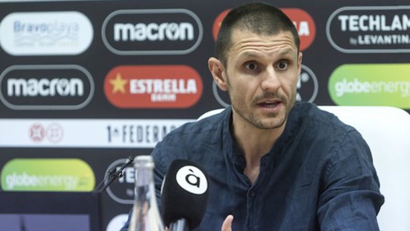 Albert Rudé, durant una roda de premsa amb el CD Castelló