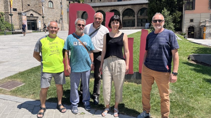 Júlia Boada acompanyada d'alguns militants i simpatitzants del partit