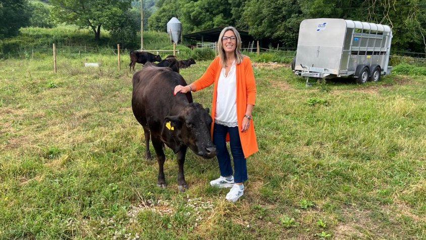 Concepció Veray va visitar una explotació ramadera a Sant Joan de les Abadesses