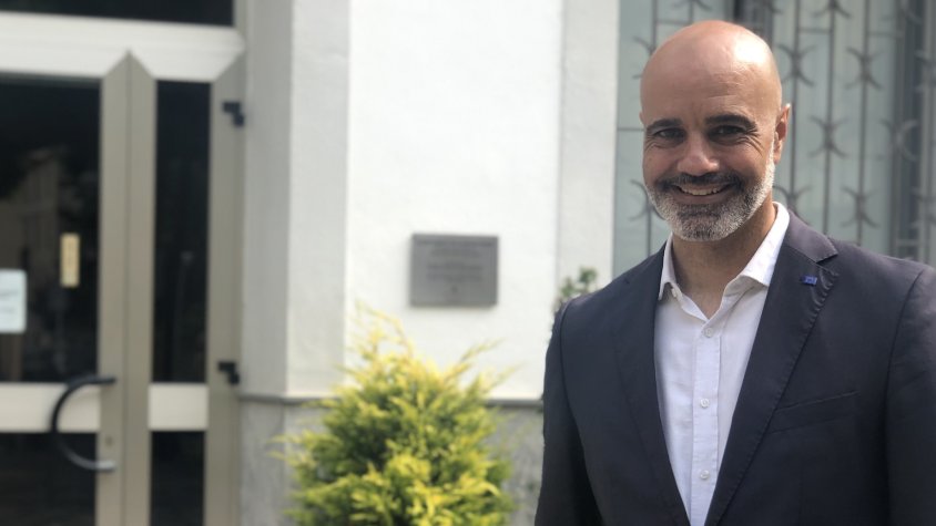 L'alcalde de Campdevànol, Oriol Lázaro, a l'entrada del consistori