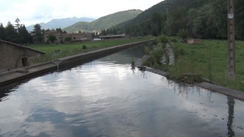 Canal que desvia l'aigua a la Central Hidroelèctrica de Sant Quinti, a Ripoll