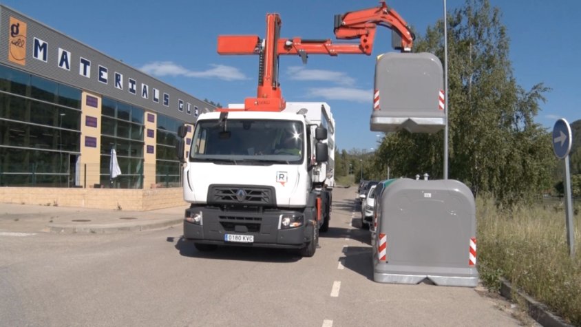 Un camió de les escombraries recullin les escombraries que conté un contenidor