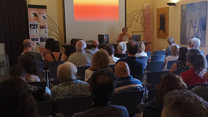 Caterina Valriu, fent la conferència al Palau de l'Abadia