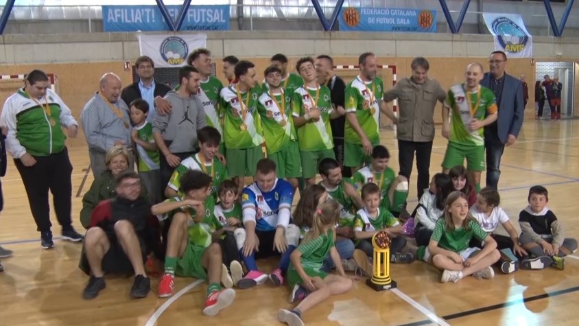 El primer equip de l'EFS Ripoll, celebrant la Copa Catalunya