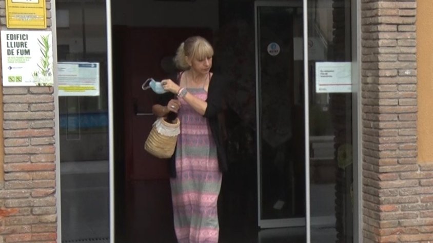 Una dona entrant amb mascareta a l'hospital de Campdevànol