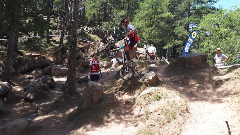 Un ciclista executant un salt entre dues roques d'una zona