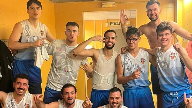 La plantilla de la UE Ripoll B, després d'un partit de principi de temporada