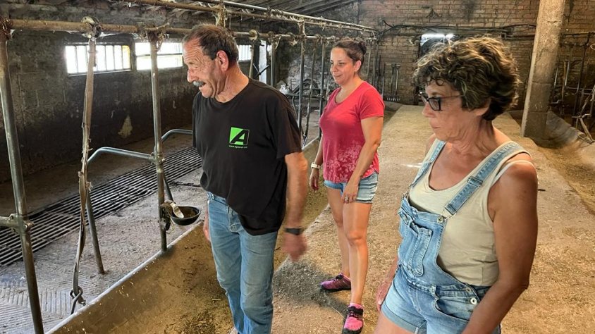 En Joan, l'Alba i la Georgina a les quadres de Ca l'Esteve ja sense vaques