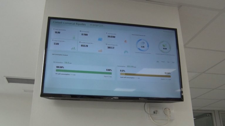 La nova pantalla es troba en una de les columnes de l'entrada de l'edifici