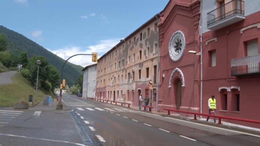 Imatge on es veu la restauració de les façanes de la Colònia Estabanell