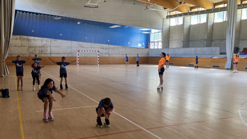 Els nens i nenes practiquen i perfeccionen la seva tècnica esportiva, a la vegada que fan activitats de lleure