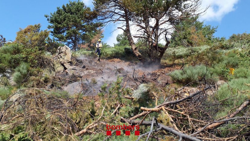Els bombers apaguen un incendi a Planoles