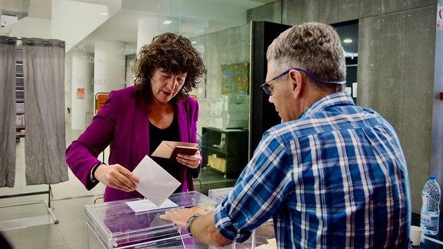 Teresa Jordà, aquest matí, votant a Ripoll
