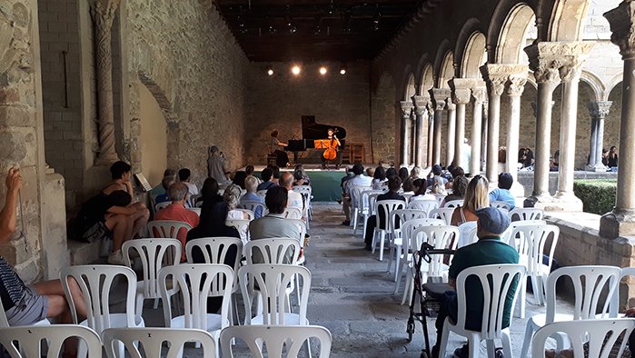 Els alumnes del Curs d'Interpretació Musical de Ripoll posen so al claustre del monestir