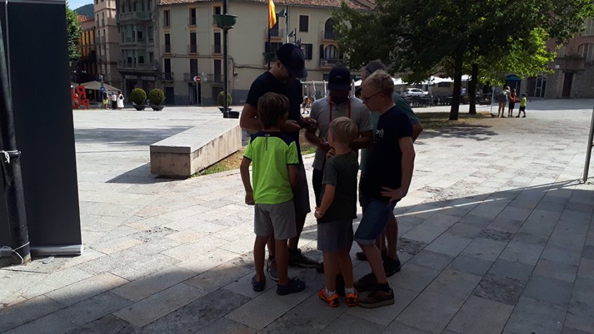 Un dels grups resolent les proves de l'escape room