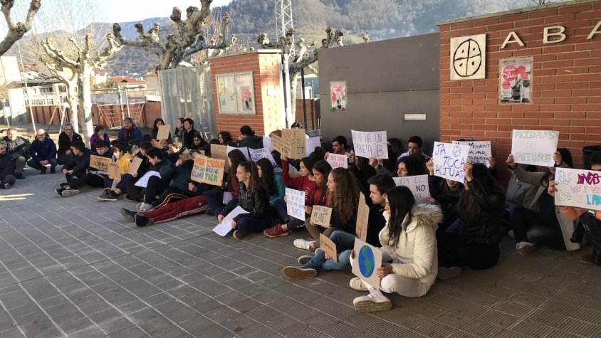 Els alumnes de l'INS Abat Oliba es planten davant els efectes del canvi climàtic