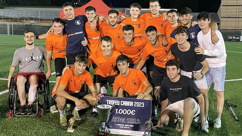 L'equip Aston Birra celebrant la victòria a la final sénior del Trofeu Cabina