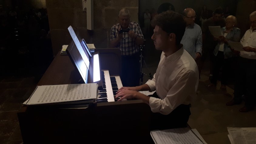 L'organista Robert Ramírez durant l'acte inaugural