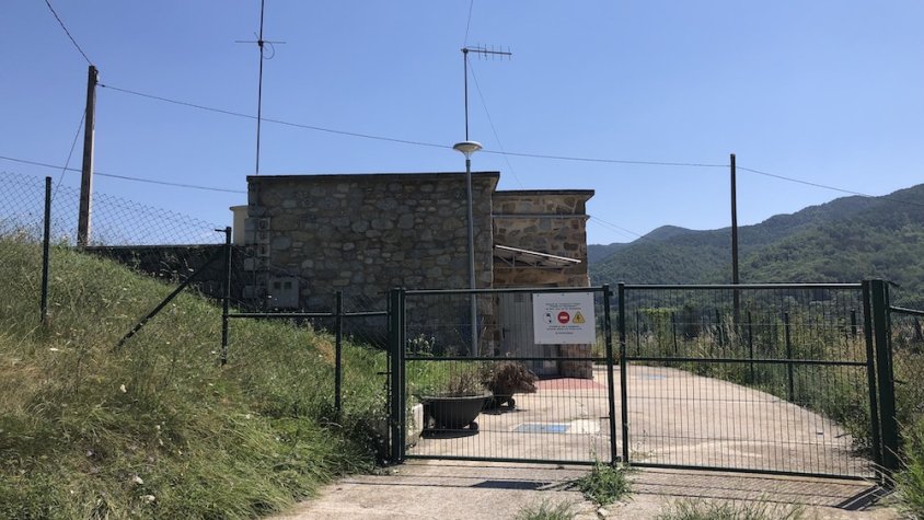 Entrada al dipòsit d'aigua del barri de l'Estació, a Sant Joan