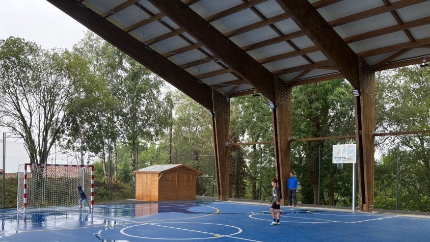 Molló ja ha obert al públic la pista poliesportiva coberta