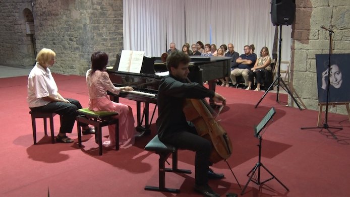Pau Codina, al violoncel, i Hisako Hiseki, al piano, tocant en el Festival Isaac Albéniz de Camprodon