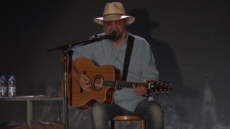 Tomeu Penya actuant a la Sala de teatre de Campelles