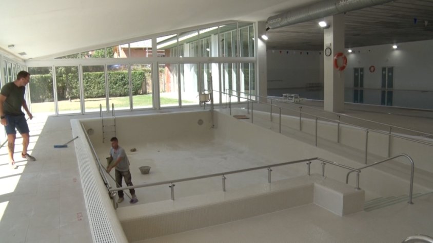 Imatge d'una de les piscines buida pel seu manteniment