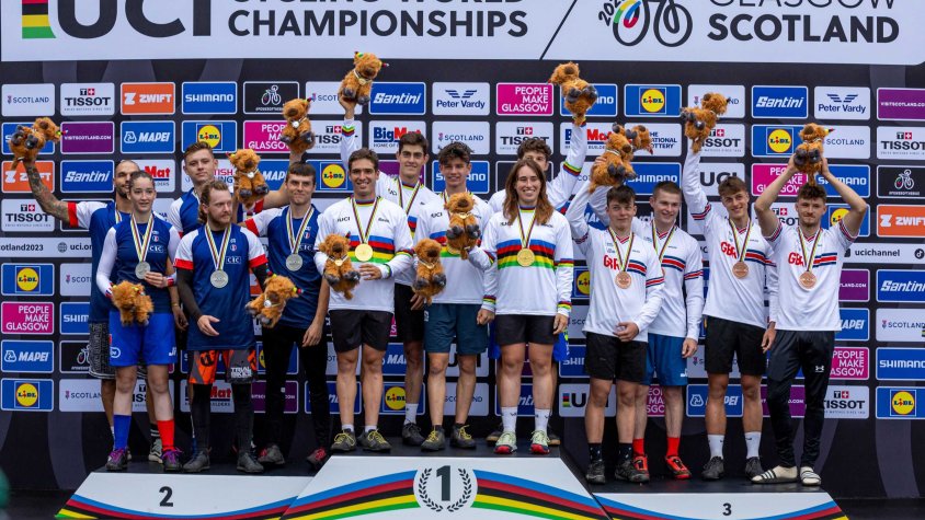 El podi de la competició d'equips mixtos, amb Nina Vabre a l'esquerra amb la selecció francesa