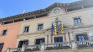 Les banderes de l'Ajuntament de Ripoll onegen a mig pal en record al sisè aniversari dels atemptats del 17A