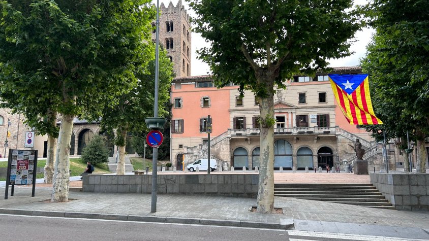 Aliança Catalana va penjar estelades a la plaça quan el govern va acatar la Junta Electoral