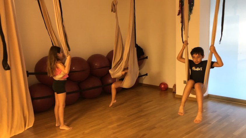 Els més petits també practiquen ioga amb teles al centre Ioganur, a Ripoll