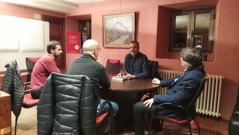 Un dels primers contactes formals entre les dues parts es va produir ahir al vespre