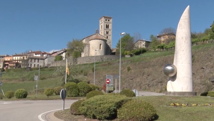 Imatge de la rotonda i a l'esquerra la parada d'autobús