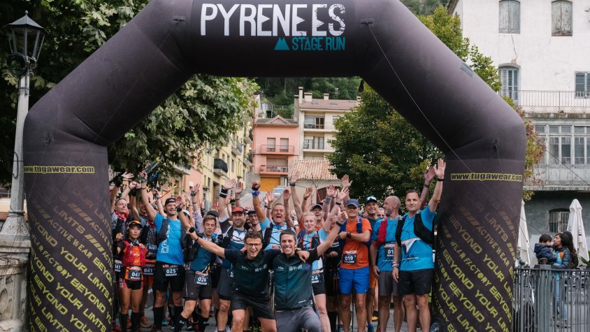 Els corredors a Ribes de Freser abans d'afrontar la primera etapa