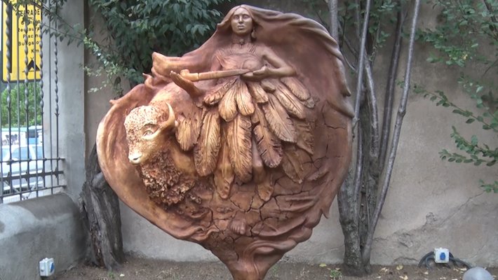 La guardiana de cerimònies de l'artista Duna Canyet en el jardí de la Torre Mossèn Tor de Campdevànol